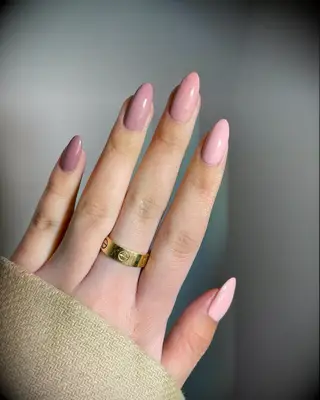 Muted ombre pink nails