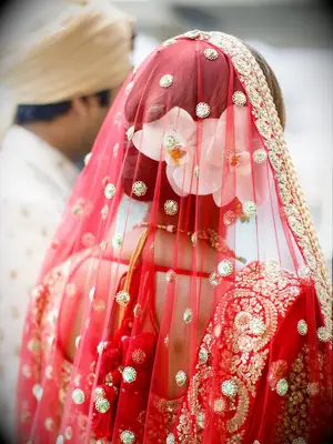 wedding hair flowers white flower under red veil