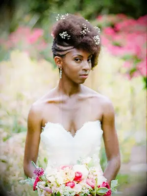 37 brudefrisurer med blomster, der gør dine drømme til virkelighed