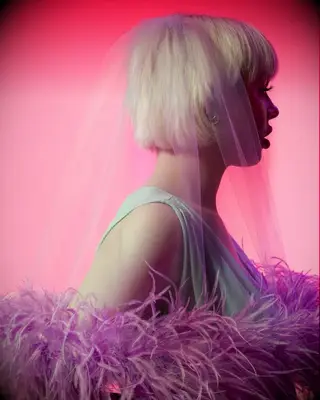 Feather veil wedding hairstyle for short hair