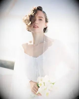 Effortless waves short wedding hairstyle with veil