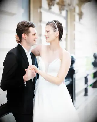 Retro glam short wedding hairstyle with pearl birdcage veil