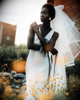 Natural texture short wedding hairstyle with veil