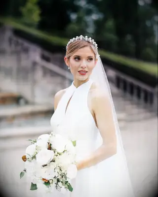 Timeless wedding hairstyle for short hair with veil