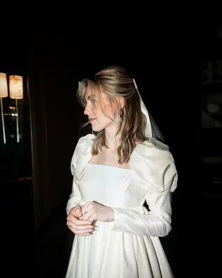 Half-up wedding hairstyle for short hair