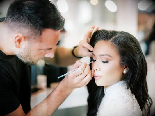 Combien coûte les cheveux et le maquillage de mariage? Voici la réponse