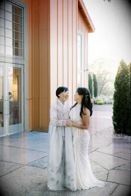 Short mother of the bride hairstyle with angled bangs