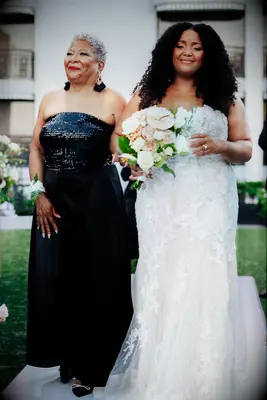 Cropped mother of the bride hairstyle with tight curls