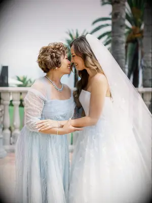 Short mother of the bride hairstyle with voluminous curls