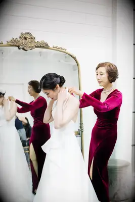 Short mother of the bride hairstyle with side part 