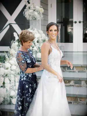 Short mother of the bride hairstyle for thick hair