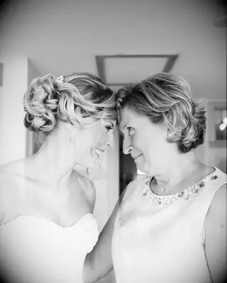 Short mother of the bride hairstyle with loose curls