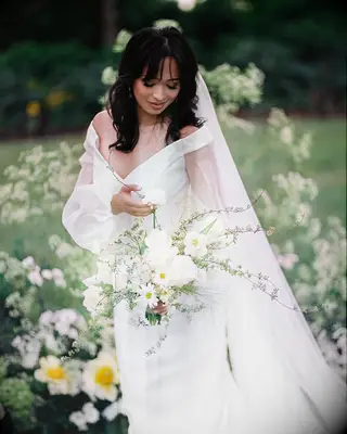 Bride with natural waves medium length wedding hairstyle