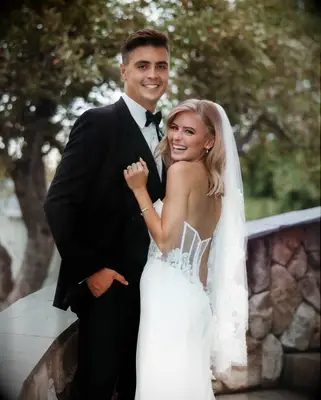 Bride with smooth medium length waves and a side part