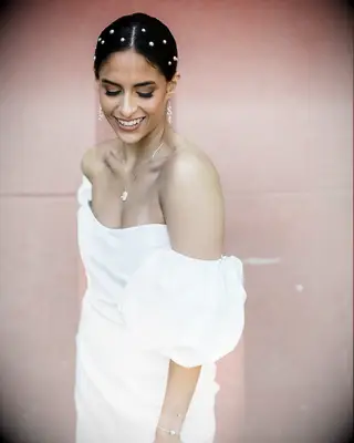 Dotted pearls thin wedding hairstyle