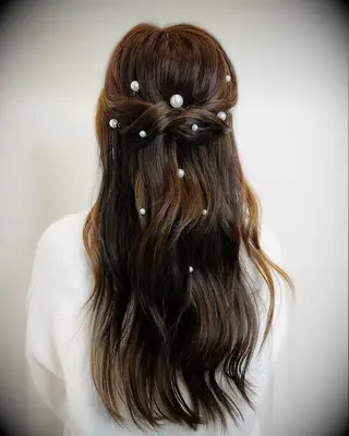 Pearl embellished thin wedding hairstyle