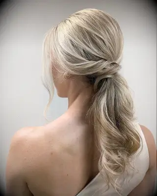 Voluminous pony thin wedding hairstyle