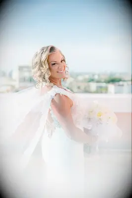 Voluminous curls with side bang