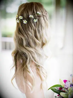 Loose waves with a braid and daisies