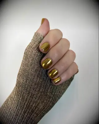 Short gold bridesmaid nails