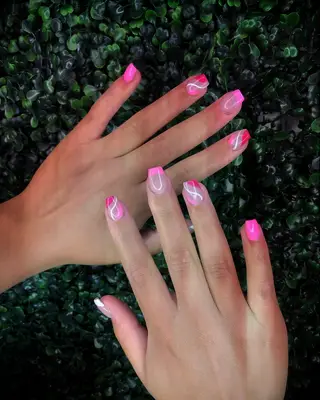 Pink wavy design bridesmaid nails