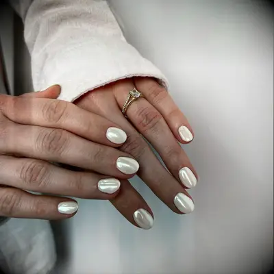 Pearly chrome bachelorette nails