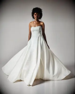 Natural Curls strapless wedding dress hairstyle