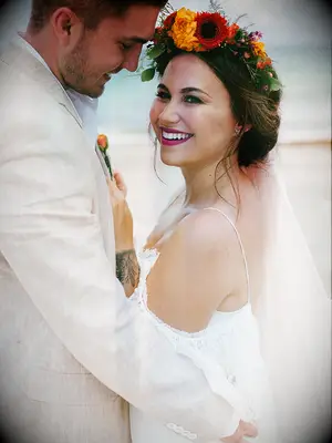 Bright flower crown with an off-white veil