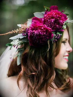 15 formas diferentes de peinar un velo con una corona de flores