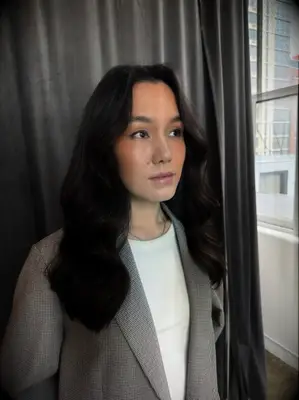 Soft and voluminous waves bridesmaid hairstyle