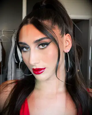 Winged eyeliner Valentine