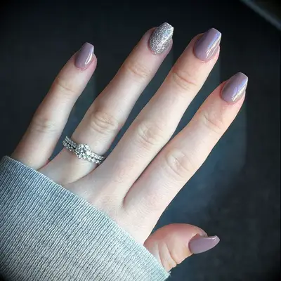dip nail manicure
