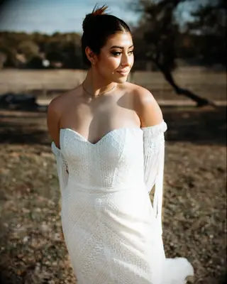 Bride with 90s-inspired bun