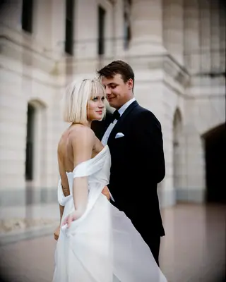 35 storslåede brudefrisurer til bare skulderkjoler