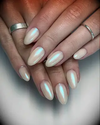 Pearly wedding nails