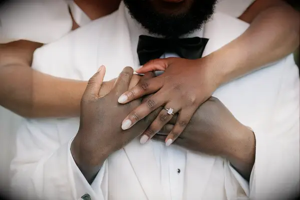 Les 7 principales tendances des ongles de mariage en 2025, selon les manucureurs de célébrités