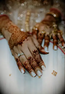 White short wedding nails with gold glitter