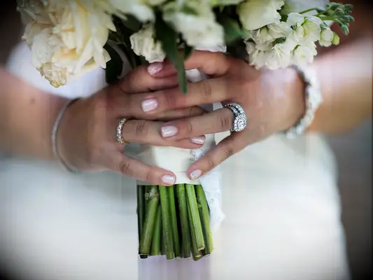 Short wedding nails with cascading glitter