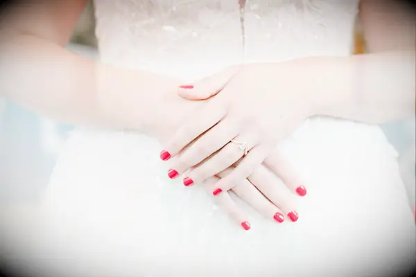 Short red wedding nails