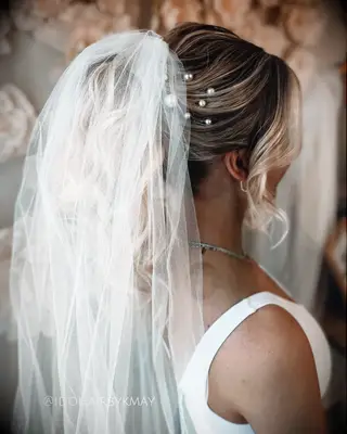 Bridal ponytail with pearls and veil 