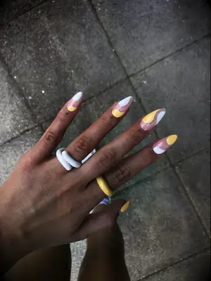 retro sixties bubble pattern nails