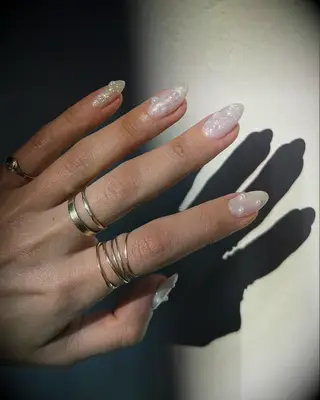Mini pearls shimmery engagement nail inspiration