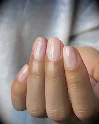 Short squoval glossy simple wedding nails