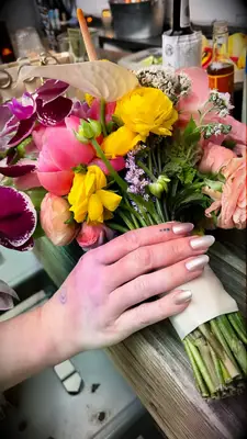 Pearly white round nails