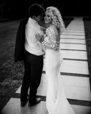 Natural curls wedding hairstyle