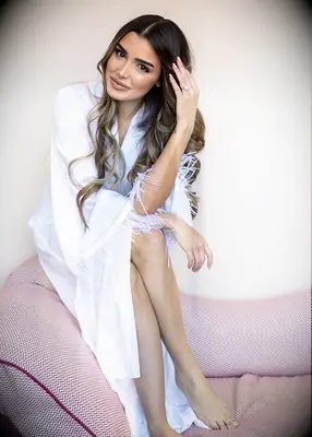 Middle part wedding hair trend 