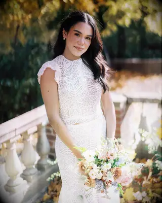 Wavy wedding hairstyle for high neck dress