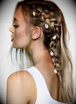 Side braid with cowrie shells