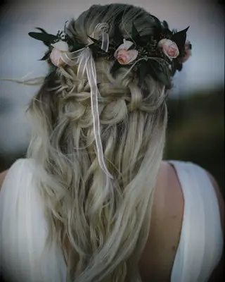 De 25 bedste bryllupsfrisurer på stranden for brude, ære kvinder og gæster