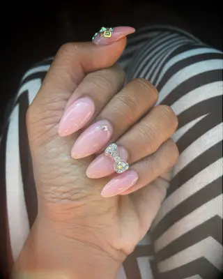 Jewel bow bridal nail inspirations